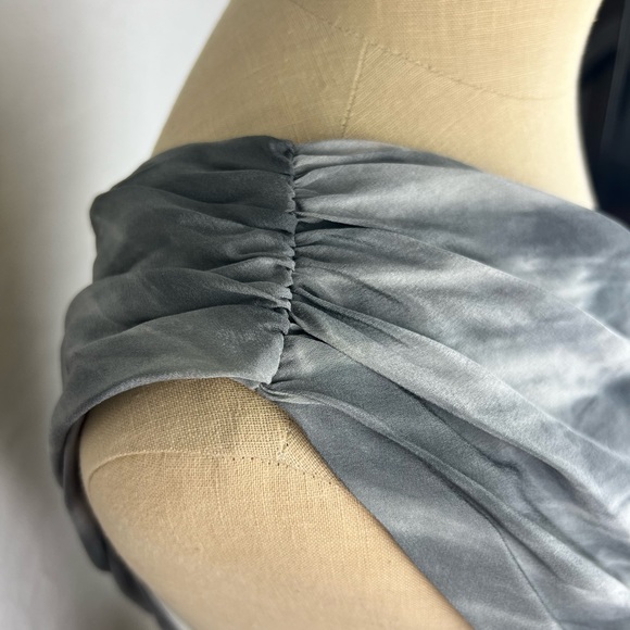 NWT Alice + Olivia size s women's top grey/white silk roughed one shoulder top - Picture 7 of 11